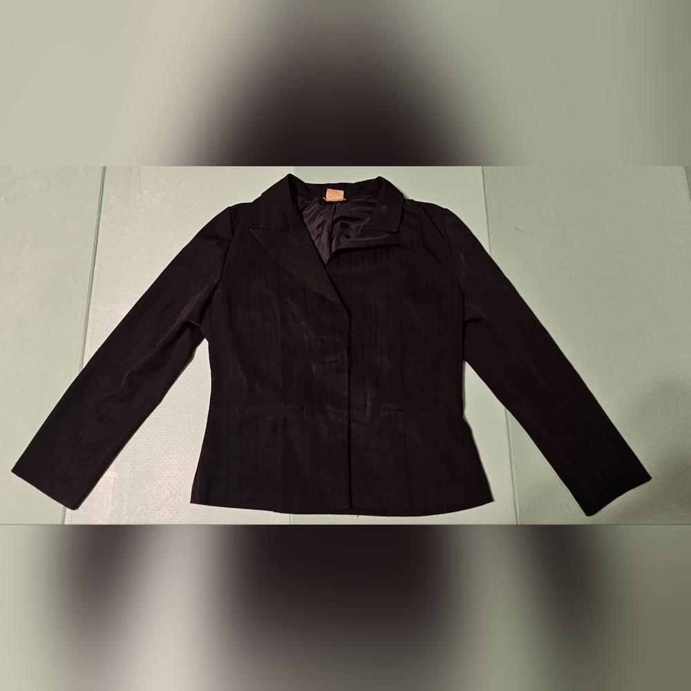 Black -on-black pinstriped suit Modern Essential Juniors/Joe Benbasset
